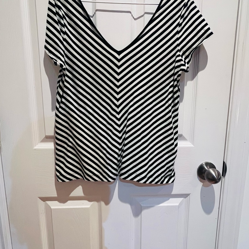 Smart Set Black and White Chevron V-Neck Top